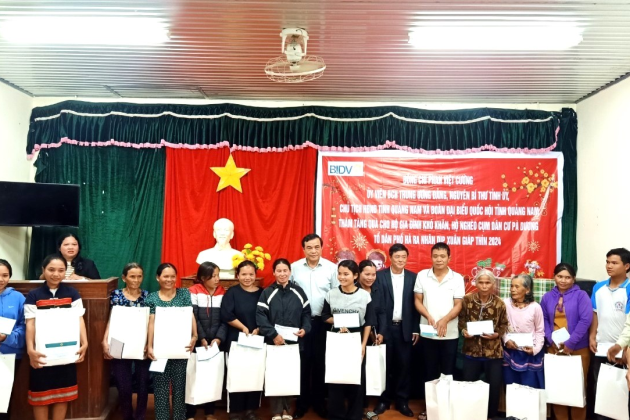 Nguyên Bí thư Tỉnh ủy Quảng Nam thăm tết các gia đình hoàn cảnh khó khăn, hộ nghèo tại huyện Nam Giang