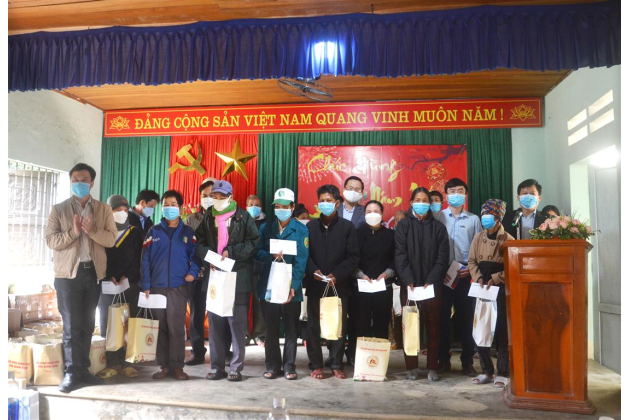 Thăm và tặng quà Tết tại xã kết nghĩa La Dêê, huyện Nam Giang